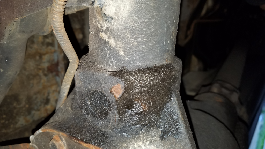 Axle tubes by the pumkin leaking ? Full Size Jeep Network