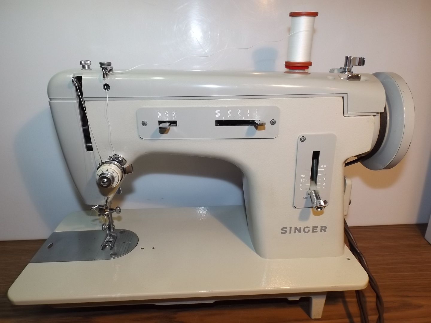 SINGER 217 Industrial Strength HEAVY DUTY Sewing Machine LEATHER